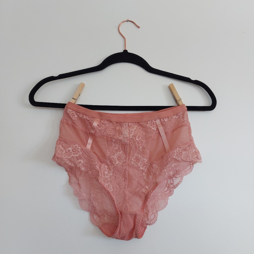 Feather And Pearl Lingerie Set - Picture 4 of 8